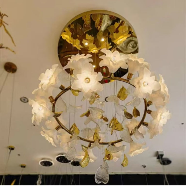 Moderner Luxus-Zweig-Blumenblatt-Lucite-Kupfer-12-Licht-Kronleuchter für Wohnzimmer 