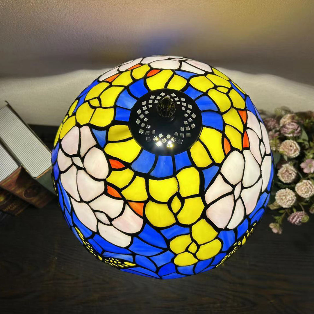 Lampe de table à 1 lumière avec dôme en verre métallique Tiffany traditionnel, motif raisin, fleur, libellule et papillon pour chevet 