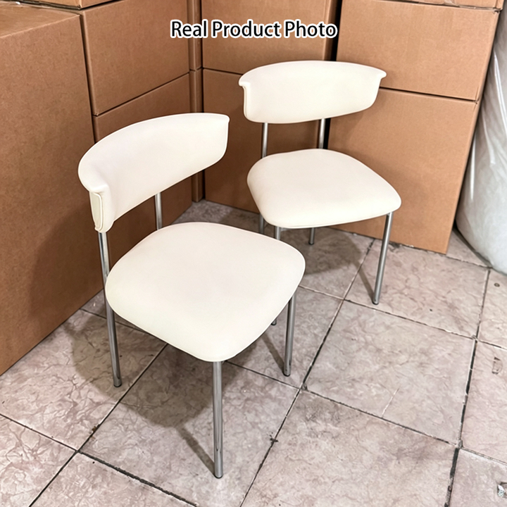 Moderner minimalistischer Esszimmerstuhl mit quadratischen und runden Ecken, gepolstert mit Mikrofaserleder, aus Karbonstahl und Sperrholz, mit geschwungener Rückenlehne 