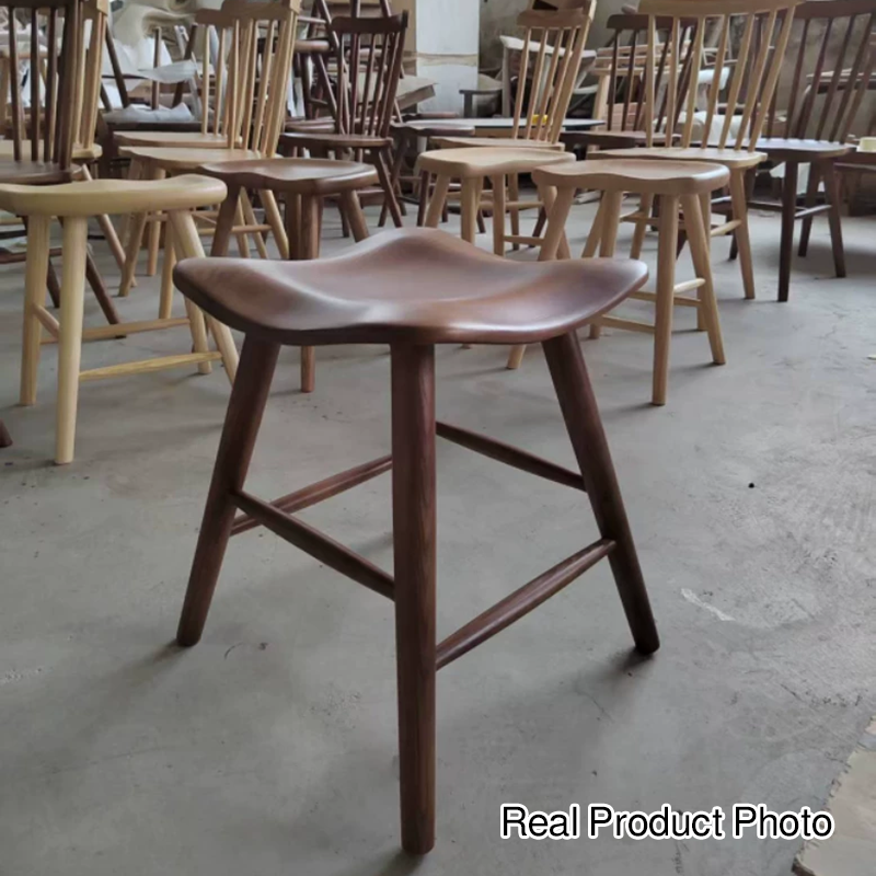 Zeitgenössischer nordischer quadratischer Hocker aus Eschenholz als Fußstütze für das Schlafzimmer 