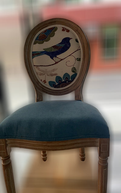 Chaise de salle à manger en tissu de velours avec cadre en bois incurvé européen traditionnel et vieilli, dossier rond pour salle à manger 