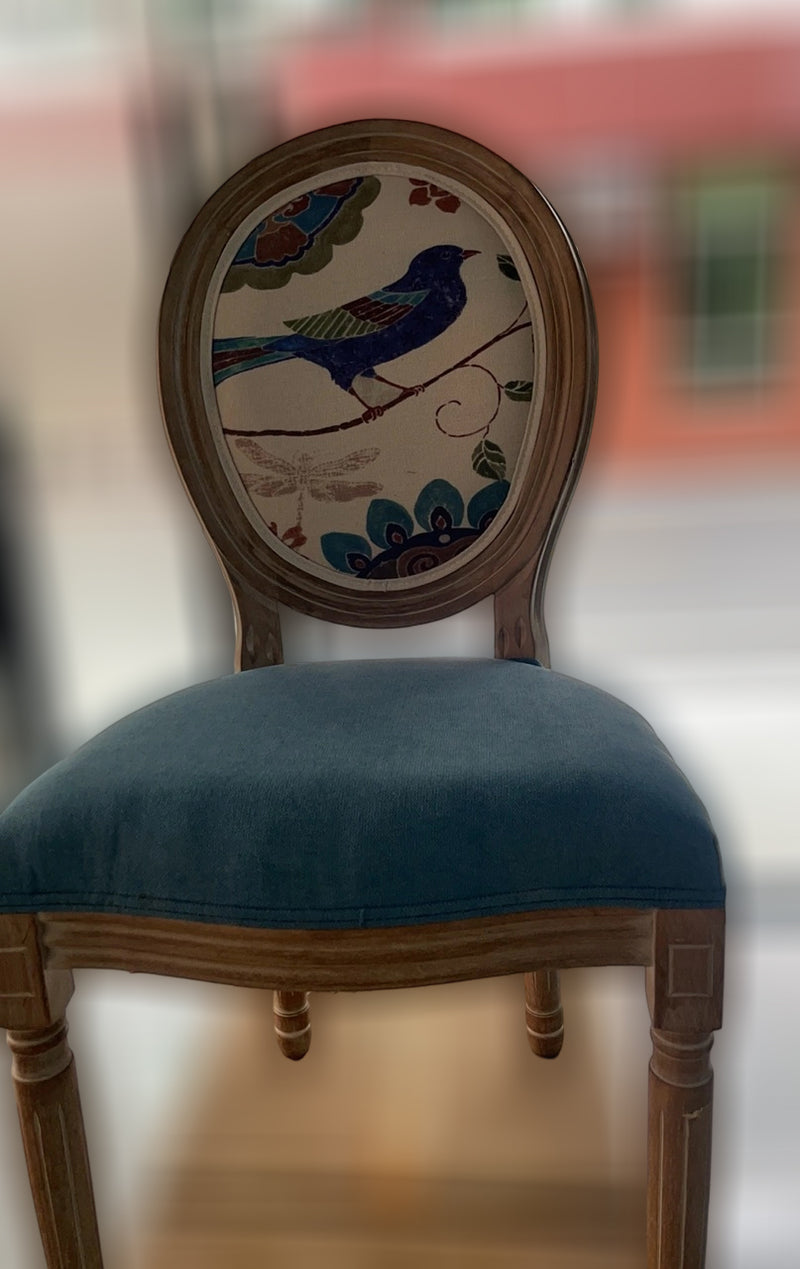 Chaise de salle à manger en tissu de velours avec cadre en bois incurvé européen traditionnel et vieilli, dossier rond pour salle à manger 