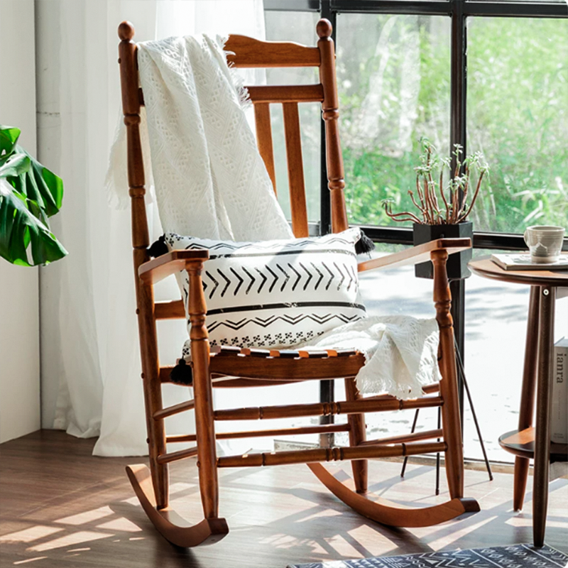 Moderner minimalistischer Schaukelstuhl aus gebogenem Pappelholz mit Rückenlehne und Armlehne für das Wohnzimmer 