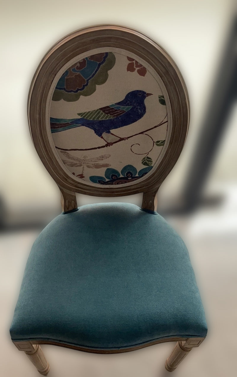 Chaise de salle à manger en tissu de velours avec cadre en bois incurvé européen traditionnel et vieilli, dossier rond pour salle à manger 