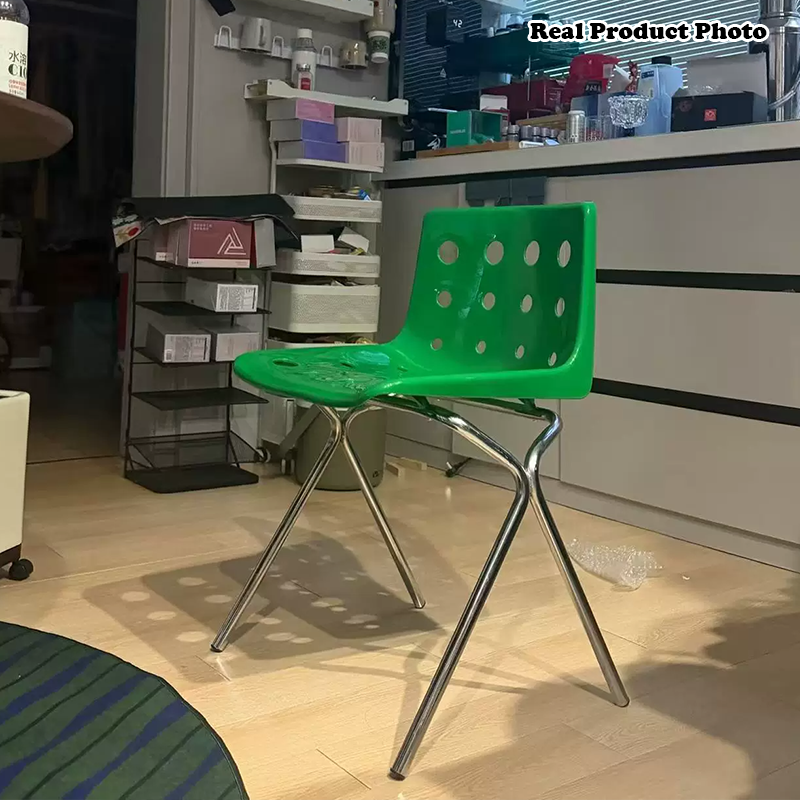 Moderne kreative Esszimmerstuhl mit rechteckiger, käseförmiger Rückenlehne aus Eisenrahmen und PP-Kunststoff für das Esszimmer 
