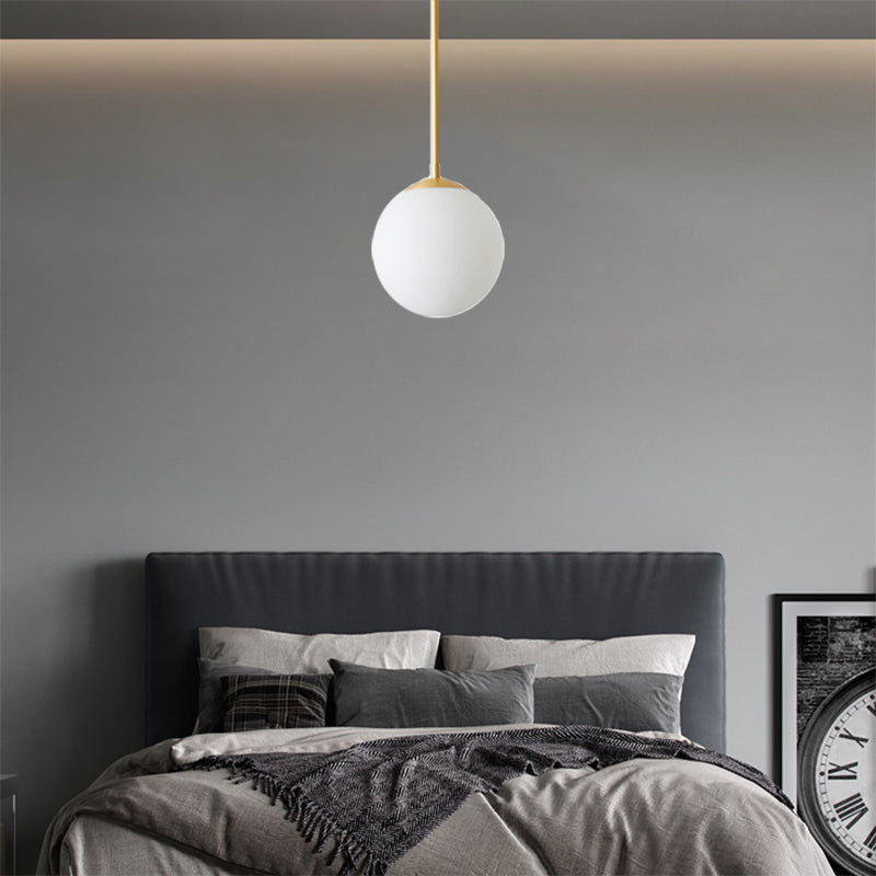 Eisen Nordic Persönlichkeit Goldene Gerade Stange Weißer Kugel Design 1-Licht Pendelleuchte 