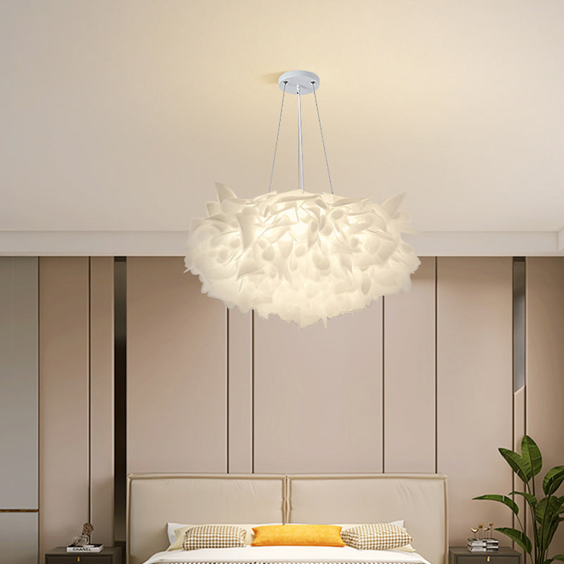 ثريات LED بتصميم بتلات من الحديد البلاستيكي الكريمي المعاصر لغرف النوم 
