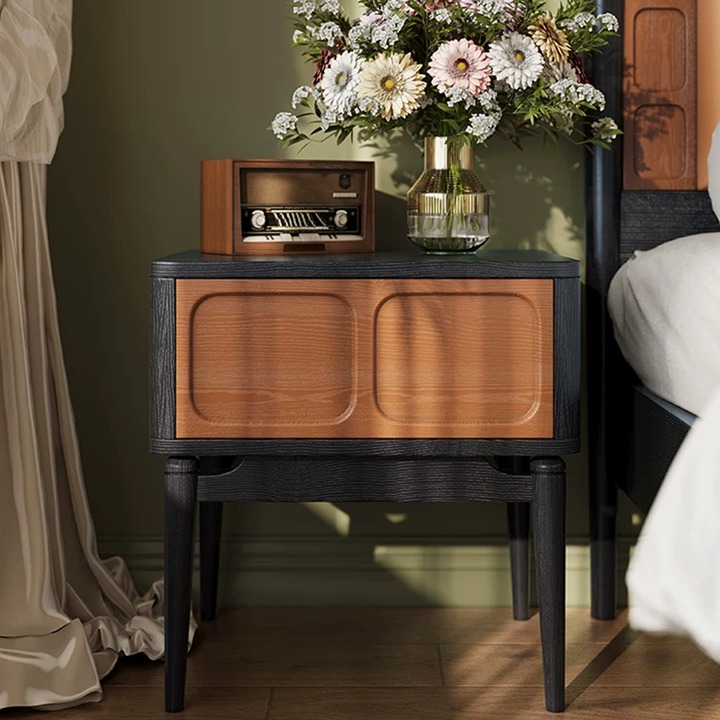 Mesita de noche retro de madera maciza de fresno - mesilla de 1 cajón para dormitorio con tirador oculto y panel empotrado 