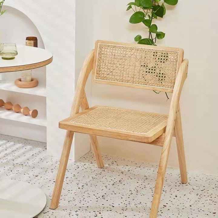 Zeitgenössischer nordischer Klappstuhl aus Gummibaumholz und Rattan-Weberei mit Rückenlehne für das Esszimmer 
