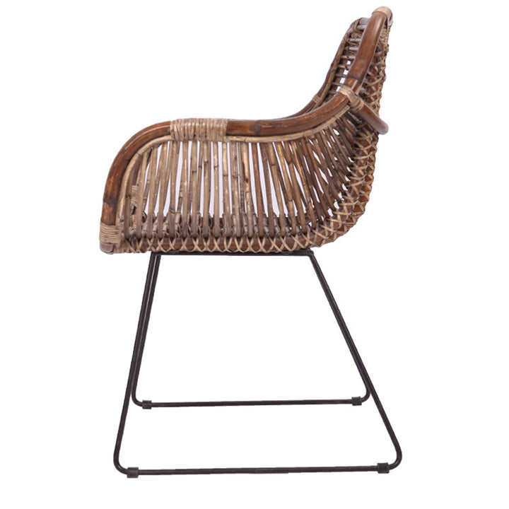 Chaise longue contemporaine nordique tissée à la main en rotin naturel - Chaise d’appoint avec dossier ergonomique et base en fer pour une utilisation intérieure et extérieure 