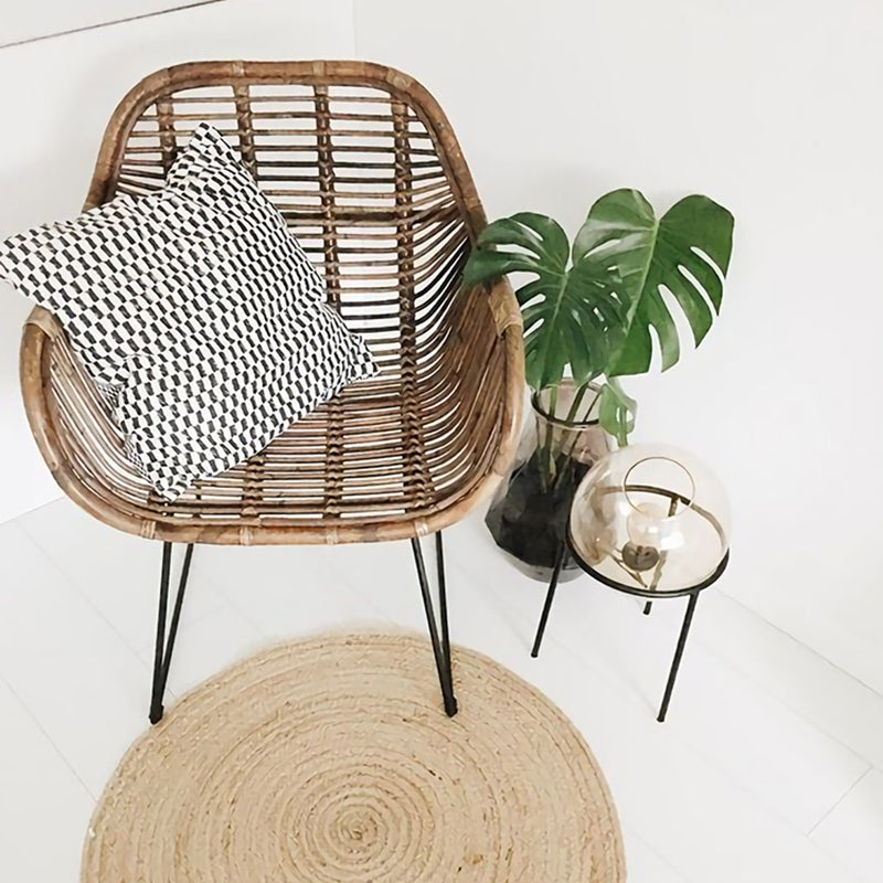 Chaise longue contemporaine nordique tissée à la main en rotin naturel - Chaise d’appoint avec dossier ergonomique et base en fer pour une utilisation intérieure et extérieure 