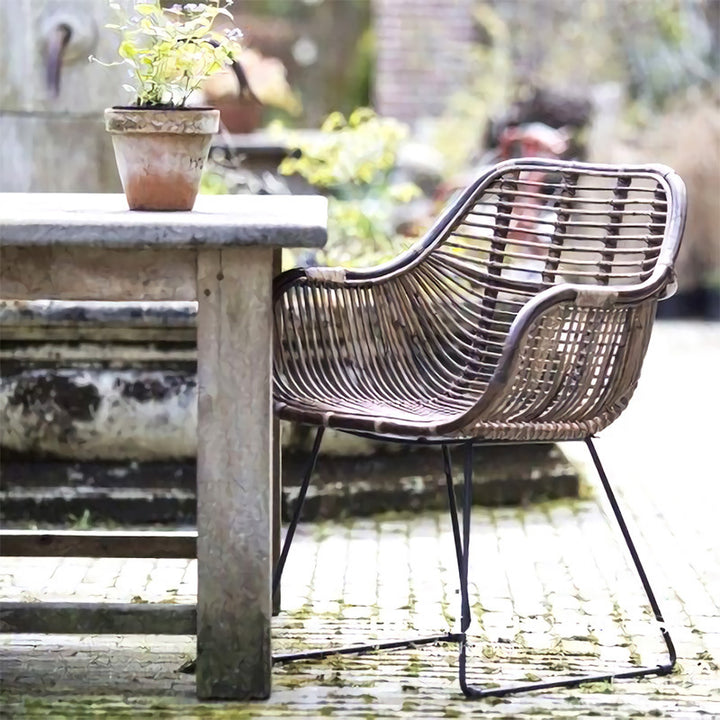 Chaise longue contemporaine nordique tissée à la main en rotin naturel - Chaise d’appoint avec dossier ergonomique et base en fer pour une utilisation intérieure et extérieure 