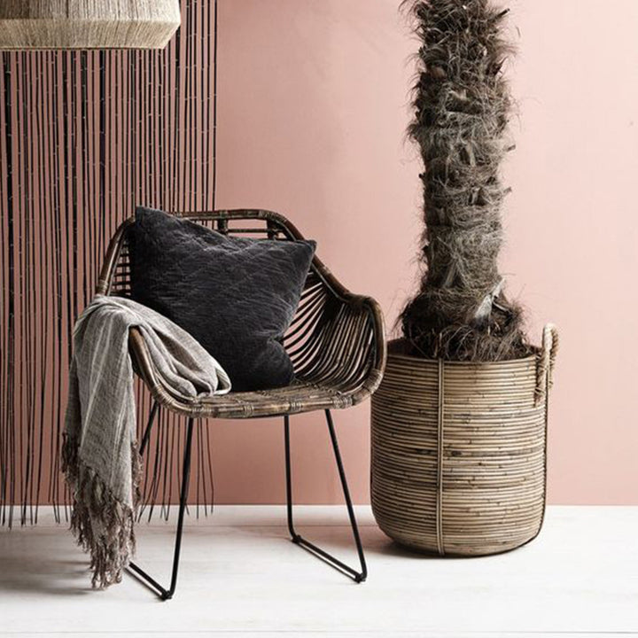 Chaise longue contemporaine nordique tissée à la main en rotin naturel - Chaise d’appoint avec dossier ergonomique et base en fer pour une utilisation intérieure et extérieure 