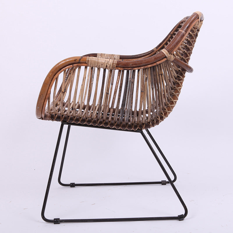 Chaise longue contemporaine nordique tissée à la main en rotin naturel - Chaise d’appoint avec dossier ergonomique et base en fer pour une utilisation intérieure et extérieure 