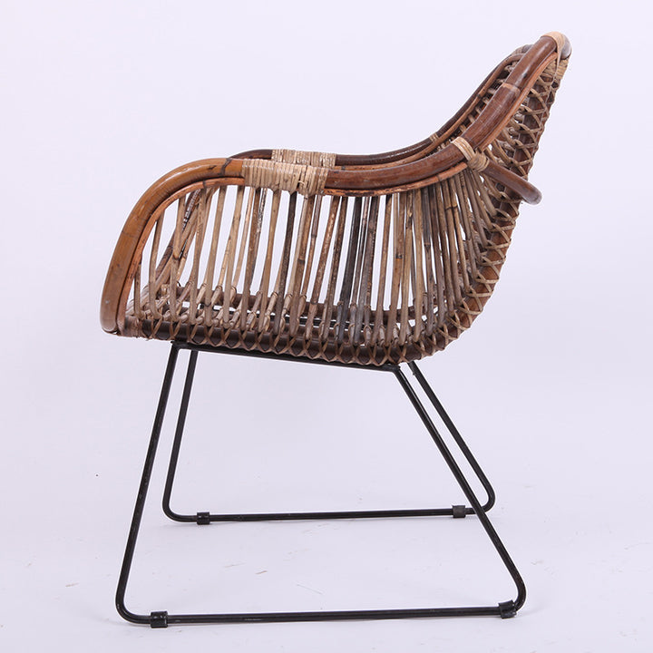Chaise longue contemporaine nordique tissée à la main en rotin naturel - Chaise d’appoint avec dossier ergonomique et base en fer pour une utilisation intérieure et extérieure 