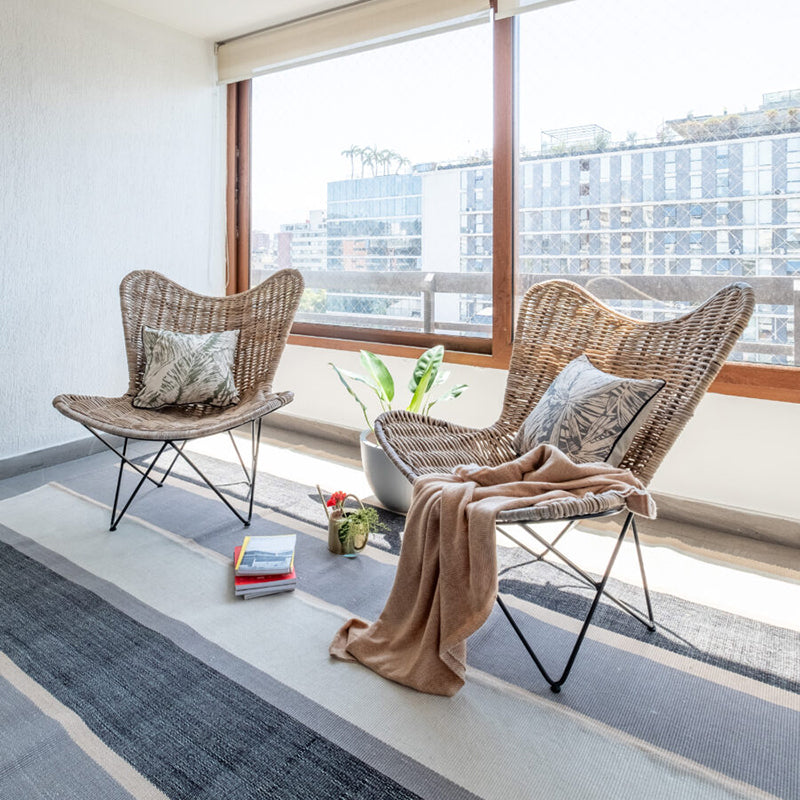 Zeitgenössischer skandinavischer handgewebter Rattan-Loungesessel - Akzentstuhl mit ergonomischer Rückenlehne &amp; Eisenbasis für Boutique-Innen- &amp; Außenbereiche 