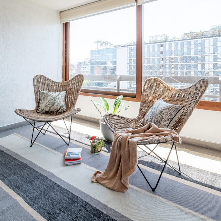 Zeitgenössischer skandinavischer handgewebter Rattan-Loungesessel - Akzentstuhl mit ergonomischer Rückenlehne &amp; Eisenbasis für Boutique-Innen- &amp; Außenbereiche 