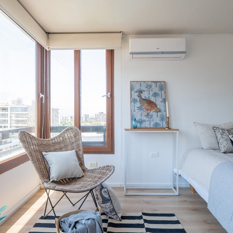 Zeitgenössischer skandinavischer handgewebter Rattan-Loungesessel - Akzentstuhl mit ergonomischer Rückenlehne &amp; Eisenbasis für Boutique-Innen- &amp; Außenbereiche 
