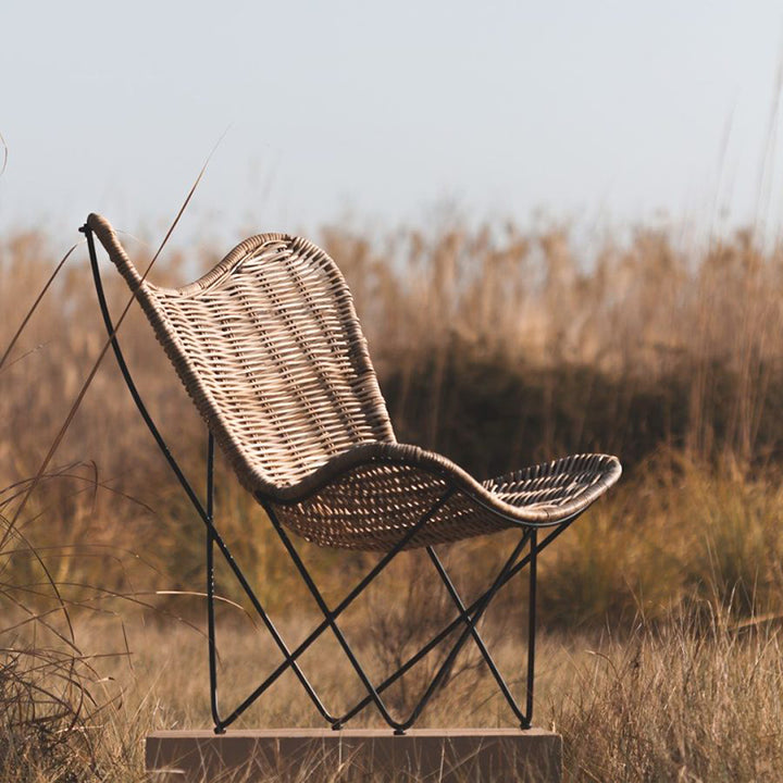 Zeitgenössischer skandinavischer handgewebter Rattan-Loungesessel - Akzentstuhl mit ergonomischer Rückenlehne &amp; Eisenbasis für Boutique-Innen- &amp; Außenbereiche 