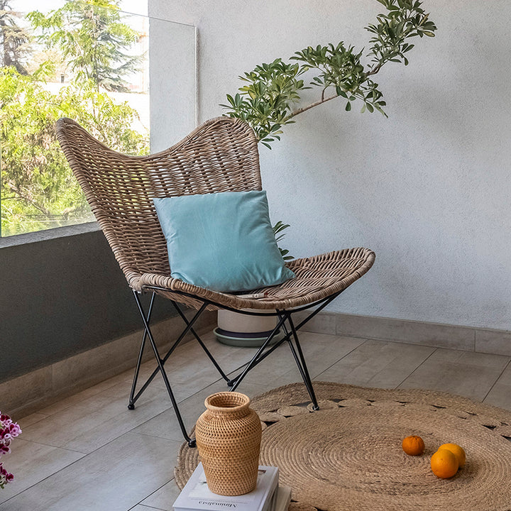 Chaise lounge contemporaine en rotin tissé à la main de style scandinave - chaise d'appoint avec dossier ergonomique et base en fer pour espaces intérieurs et extérieurs de boutique 