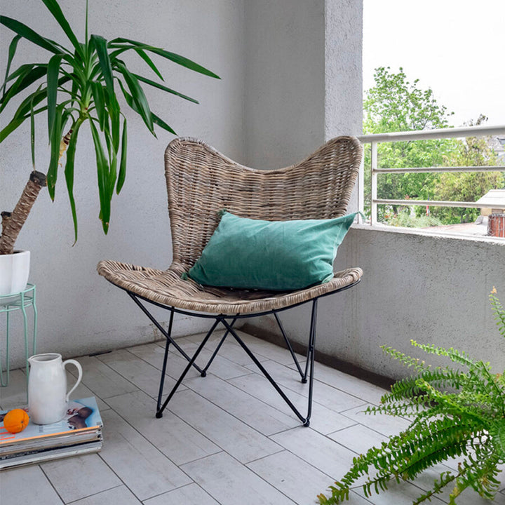 Chaise lounge contemporaine en rotin tissé à la main de style scandinave - chaise d'appoint avec dossier ergonomique et base en fer pour espaces intérieurs et extérieurs de boutique 
