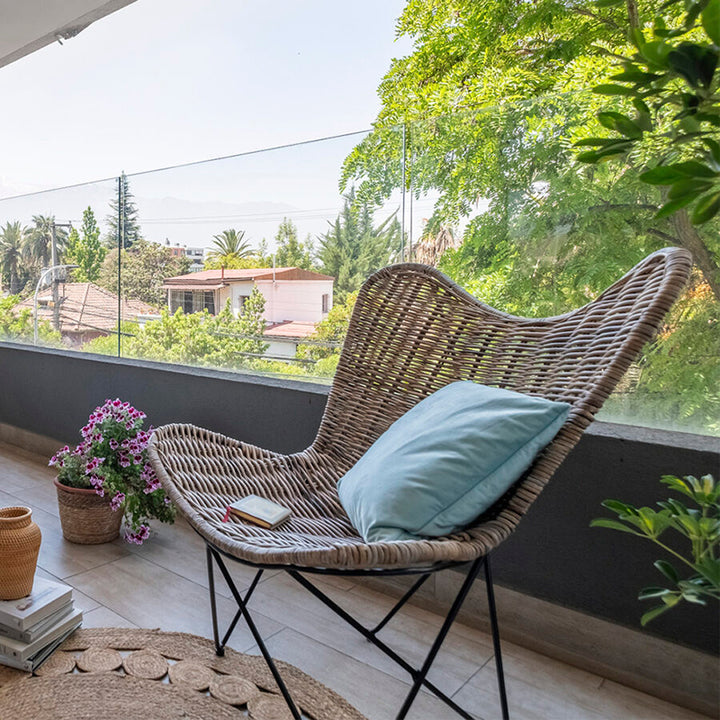 Zeitgenössischer skandinavischer handgewebter Rattan-Loungesessel - Akzentstuhl mit ergonomischer Rückenlehne &amp; Eisenbasis für Boutique-Innen- &amp; Außenbereiche 