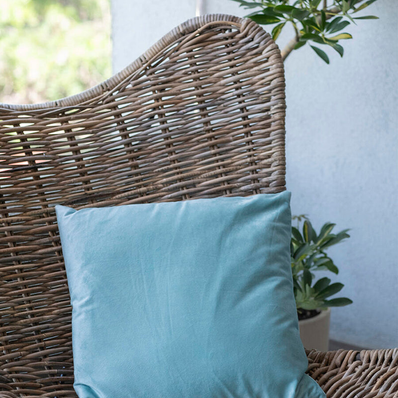 Zeitgenössischer skandinavischer handgewebter Rattan-Loungesessel - Akzentstuhl mit ergonomischer Rückenlehne &amp; Eisenbasis für Boutique-Innen- &amp; Außenbereiche 