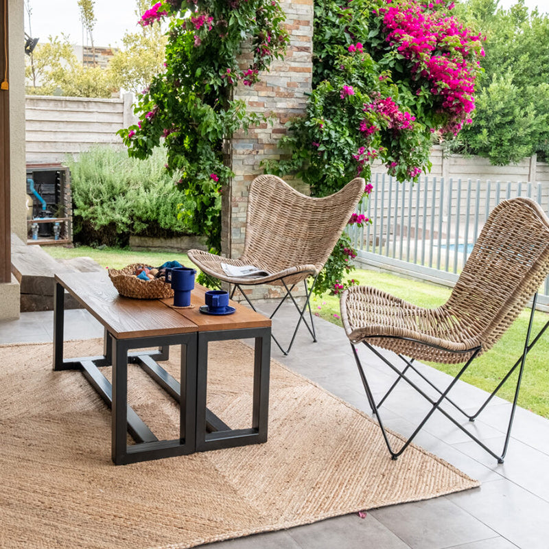 Zeitgenössischer skandinavischer handgewebter Rattan-Loungesessel - Akzentstuhl mit ergonomischer Rückenlehne &amp; Eisenbasis für Boutique-Innen- &amp; Außenbereiche 