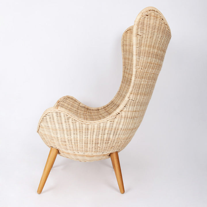 Chaise d'appoint contemporaine en rotin tressé à la main de style nordique avec pieds en bois massif et dossier haut - fauteuil lounge pour intérieur et extérieur 
