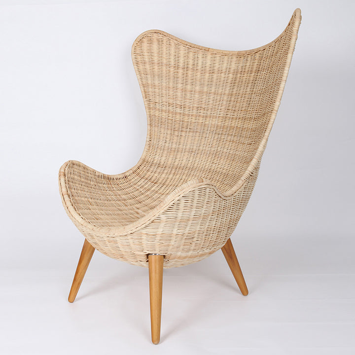 Chaise d'appoint contemporaine en rotin tressé à la main de style nordique avec pieds en bois massif et dossier haut - fauteuil lounge pour intérieur et extérieur 