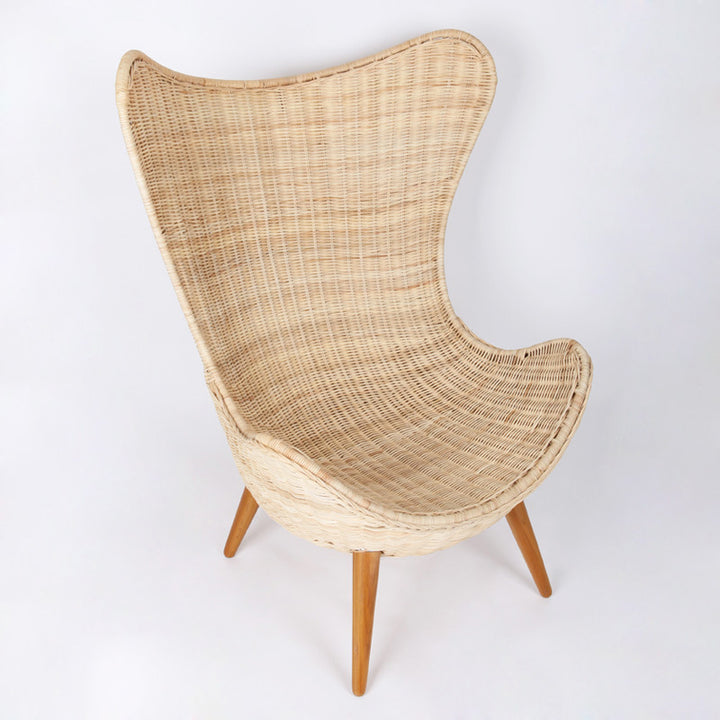 Chaise d'appoint contemporaine en rotin tressé à la main de style nordique avec pieds en bois massif et dossier haut - fauteuil lounge pour intérieur et extérieur 