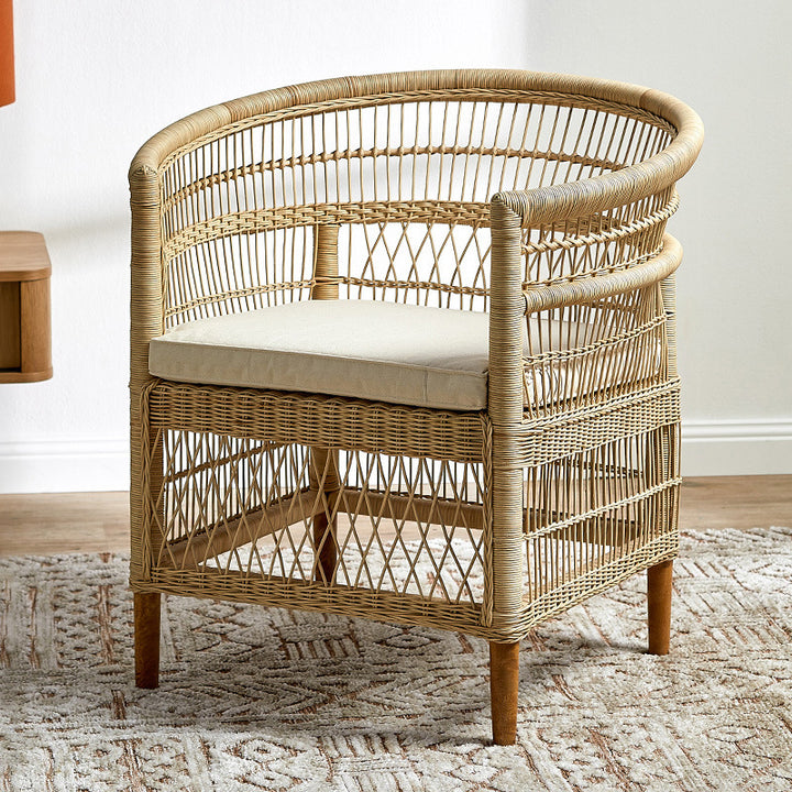 Chaise d'appoint contemporaine nordique en rotin naturel tissé à la main avec dossier rond - chaise lounge respirante pour intérieur et extérieur, pour balcon et jardin 