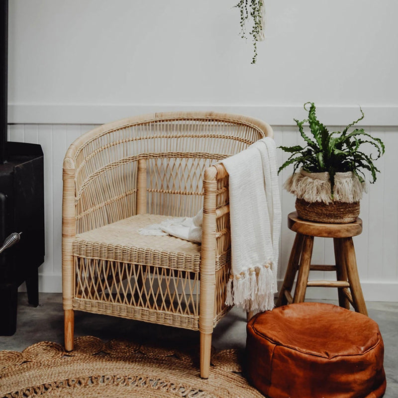 Zeitgenössischer nordischer handgewebter natürlicher Rattan-Akzentstuhl mit rundem Rückenteil - Atmungsaktiver Indoor- &amp; Outdoor-Loungesessel für Balkon &amp; Garten 