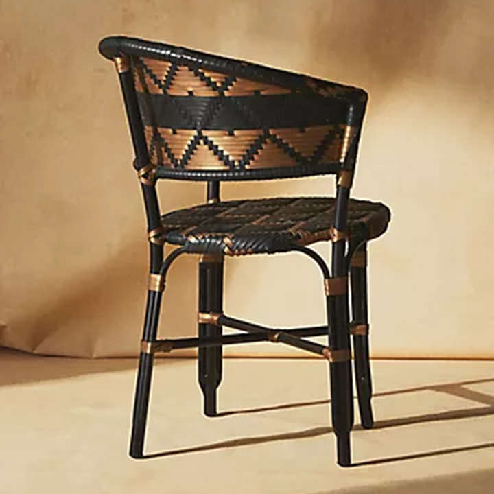 Traditioneller französischer Bistro-Rattanstuhl mit handgewebtem geometrischem Muster - Rückenstuhl für Esszimmer &amp; Café 