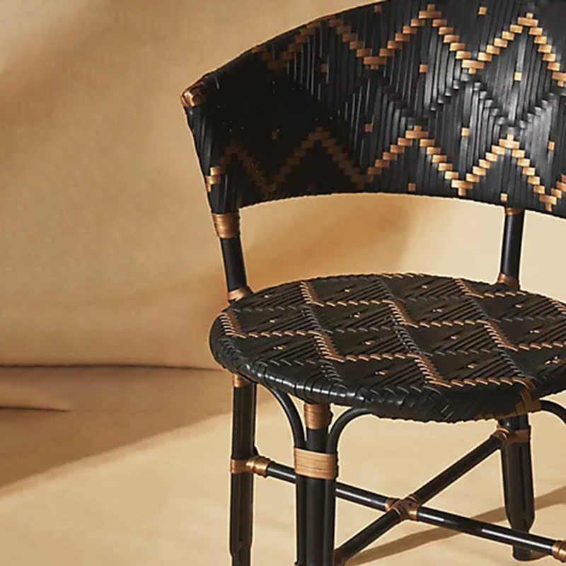Traditioneller französischer Bistro-Rattanstuhl mit handgewebtem geometrischem Muster - Rückenstuhl für Esszimmer &amp; Café 