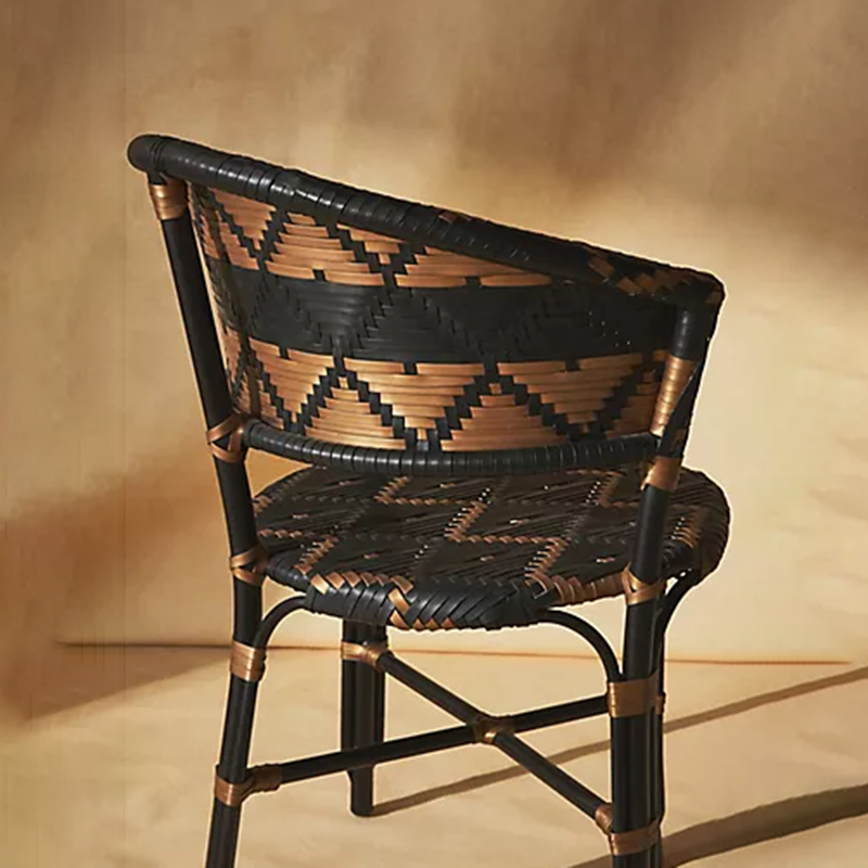 Traditioneller französischer Bistro-Rattanstuhl mit handgewebtem geometrischem Muster - Rückenstuhl für Esszimmer &amp; Café 