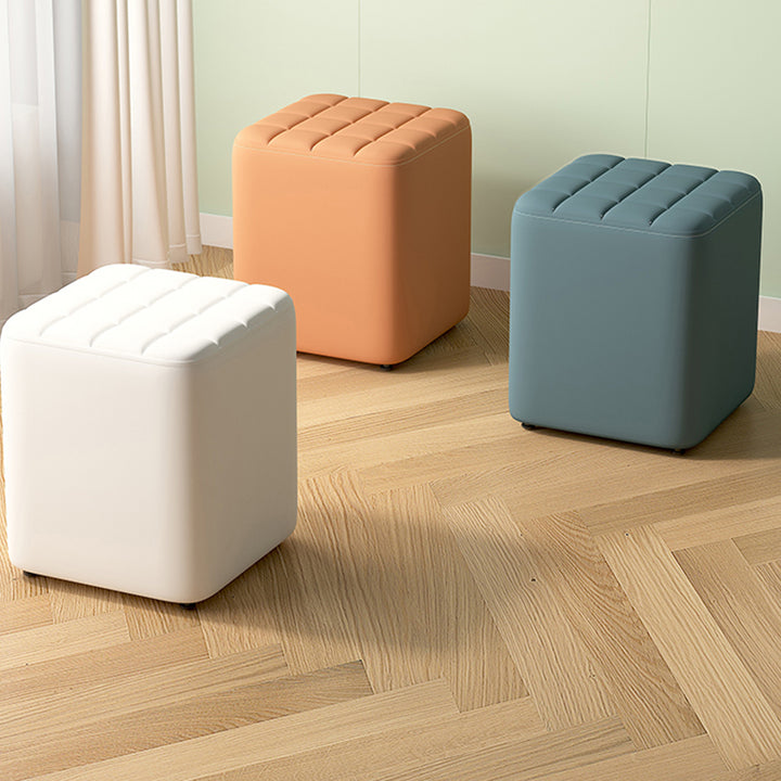 Moderner minimalistischer niedriger Polsterhocker aus Massivholz und Sperrholz mit Kunstlederbezug, rechteckig, für den Eingangsbereich 