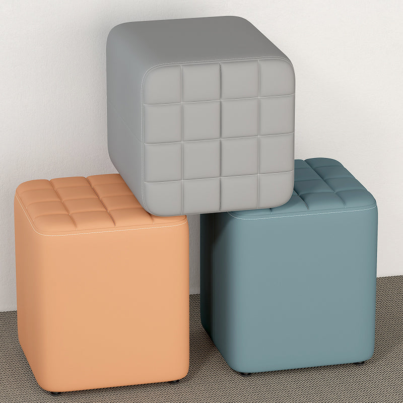 Moderner minimalistischer niedriger Polsterhocker aus Massivholz und Sperrholz mit Kunstlederbezug, rechteckig, für den Eingangsbereich 