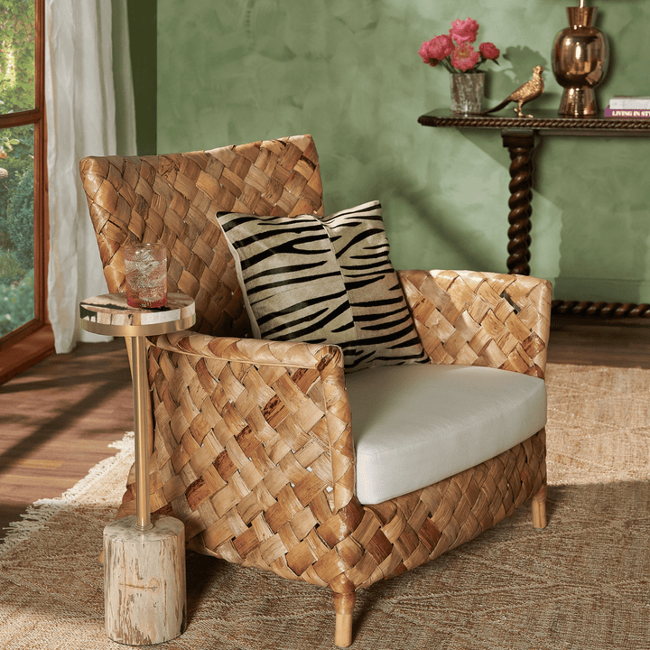 Chaise lounge artisanale nordique contemporaine en rotin naturel indonésien tressé - fauteuil avec texture épaisse tissée à la main pour salon 