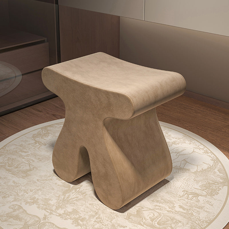 Tabouret bas sculptural arrondi en bois massif, contreplaqué et velours, style minimaliste moderne, pour chambre à coucher 