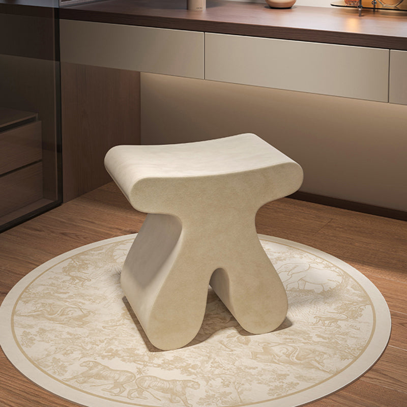 Tabouret bas sculptural arrondi en bois massif, contreplaqué et velours, style minimaliste moderne, pour chambre à coucher 