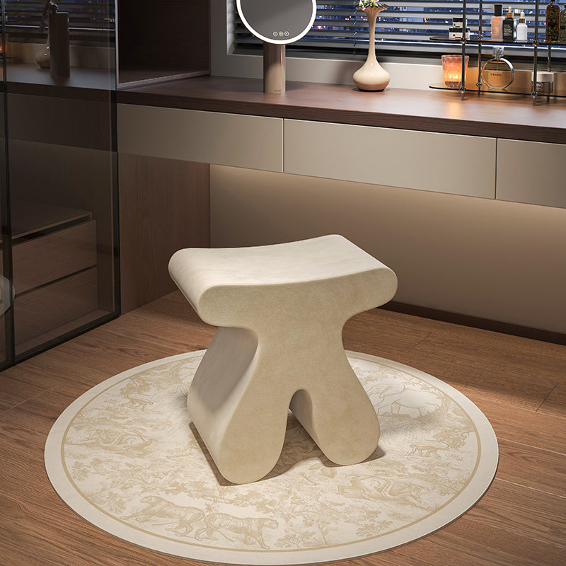 Tabouret bas sculptural arrondi en bois massif, contreplaqué et velours, style minimaliste moderne, pour chambre à coucher 
