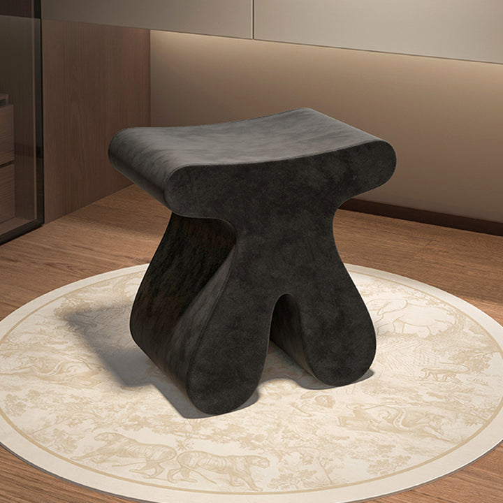 Tabouret bas sculptural arrondi en bois massif, contreplaqué et velours, style minimaliste moderne, pour chambre à coucher 