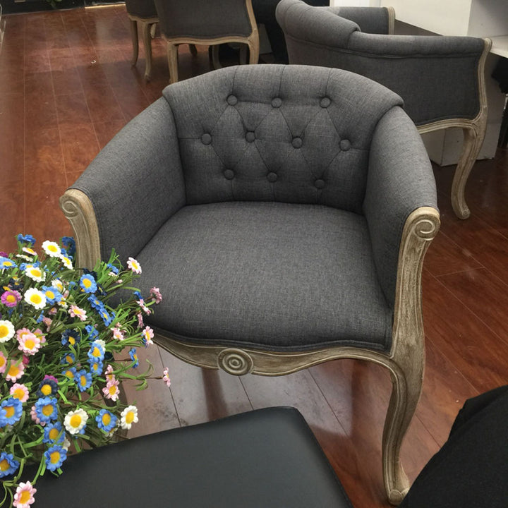 Silla de acento tradicional francesa de madera maciza y tela de lino tapizada con reposabrazos y respaldo para sala de estar 
