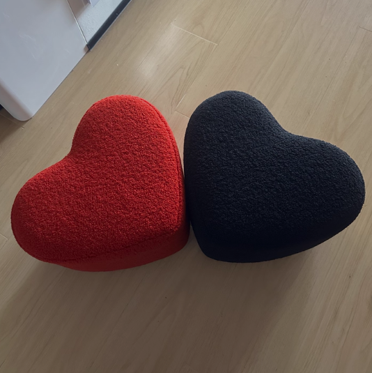 Taburete bajo contemporáneo y creativo con forma de corazón en tela sherpa, otomana decorativa con estructura de madera contrachapada para recibidor y sala de estar 