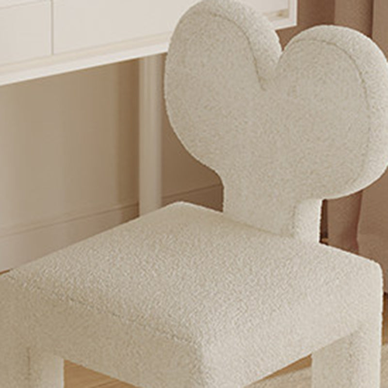 Taburete tocador contemporáneo y creativo con respaldo en forma de corazón, tapizado en tejido sherpa y terciopelo, con estructura de hierro, ideal para dormitorio 