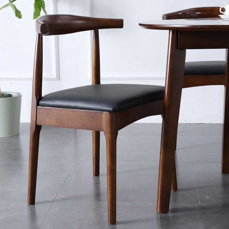 Moderner nordischer Esszimmerstuhl aus massivem Gummibaumholz &amp; Sperrholz mit Kunstleder in Hornform und Rückenlehne für Esszimmer &amp; Wohnzimmer 