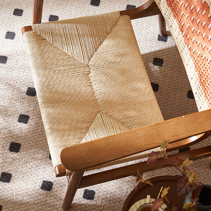 Moderner Mid-Century Akzentstuhl aus massivem Holz mit PE-gewebten Armlehnen und Rückenlehne für das Wohnzimmer 