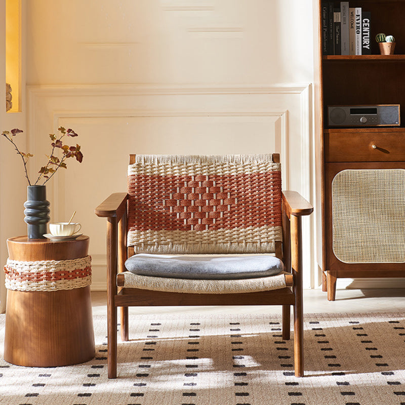 Moderner Mid-Century Akzentstuhl aus massivem Holz mit PE-gewebten Armlehnen und Rückenlehne für das Wohnzimmer 