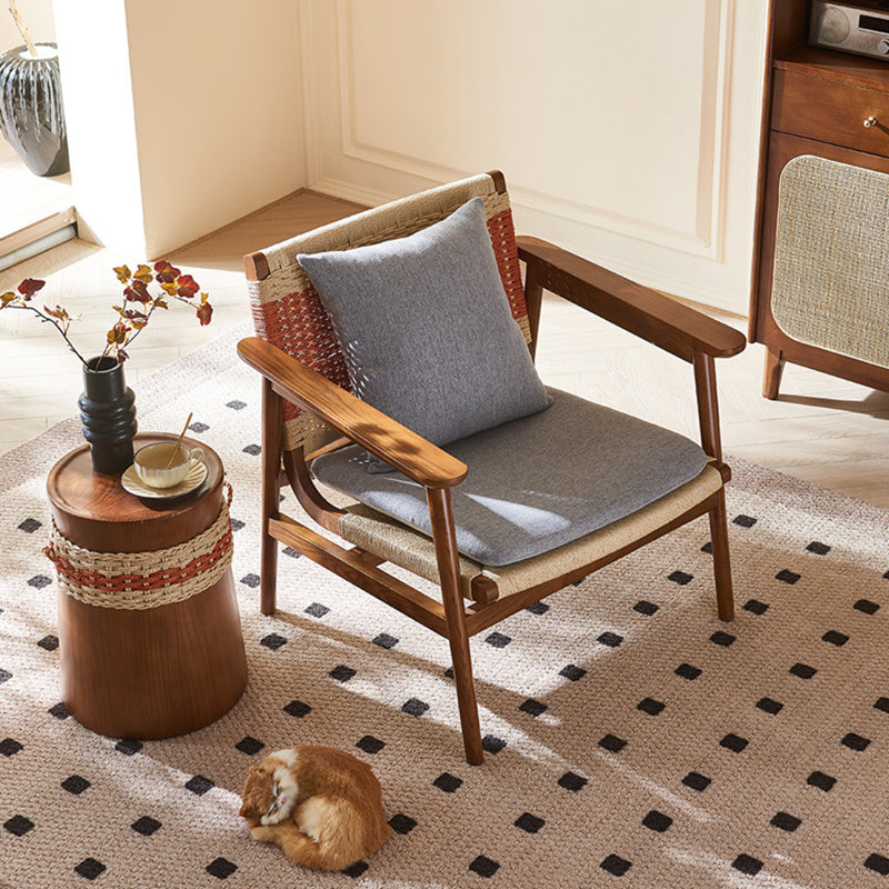 Moderner Mid-Century Akzentstuhl aus massivem Holz mit PE-gewebten Armlehnen und Rückenlehne für das Wohnzimmer 